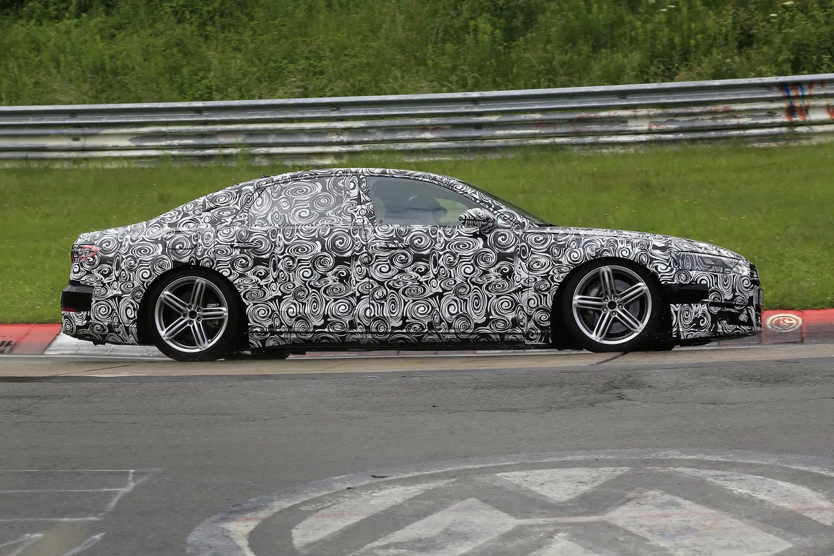 Nuova Audi A8: muletto in test al Nurburgring (8)