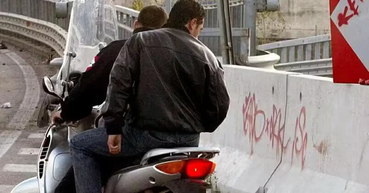 Carabiniere investito da uno scooter: erano in tre e senza casco
