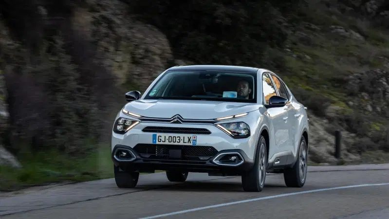 Citroen e-C4 ed e-C4 X, aumenta sia la potenza che l&rsquo;autonomia 