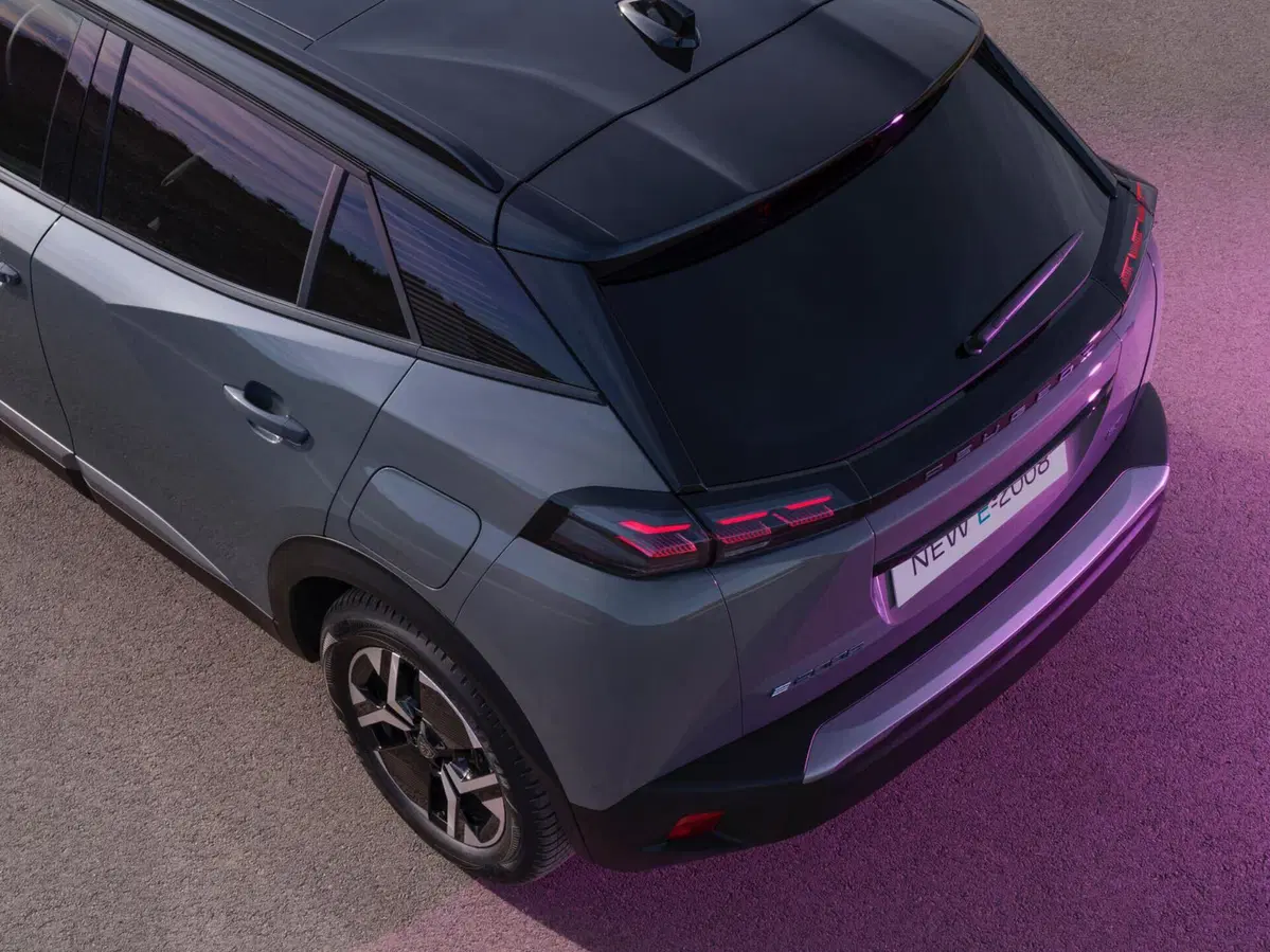 Peugeot 2008, il restyling introduce nuovi motori e un’autonomia fino a 406 km (4)