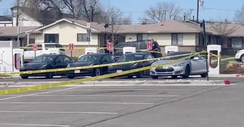 Tesla, litigano per un Supercharger e finisce in tragedia: sparatoria mortale in Colorado