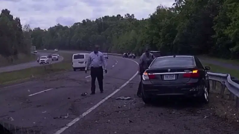 Poliziotto si salva all'ultimo prima di essere travolto da una BMW [Video]