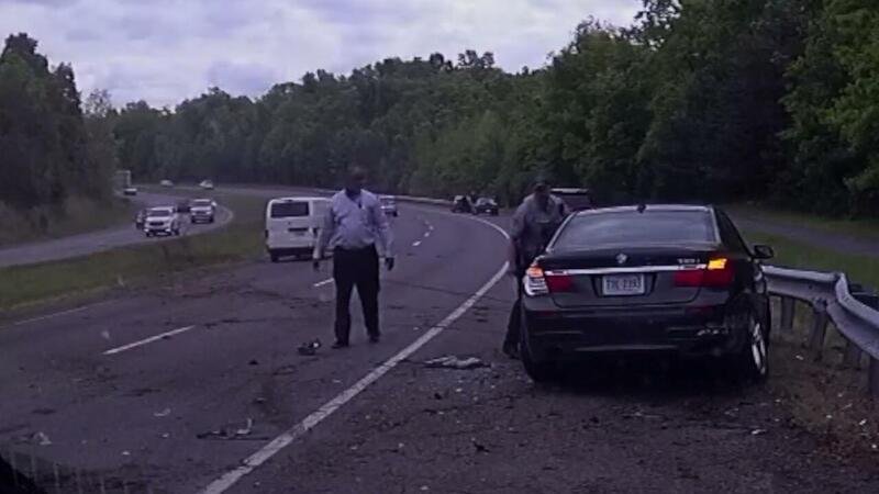 Poliziotto si salva all&#039;ultimo prima di essere travolto da una BMW [Video]