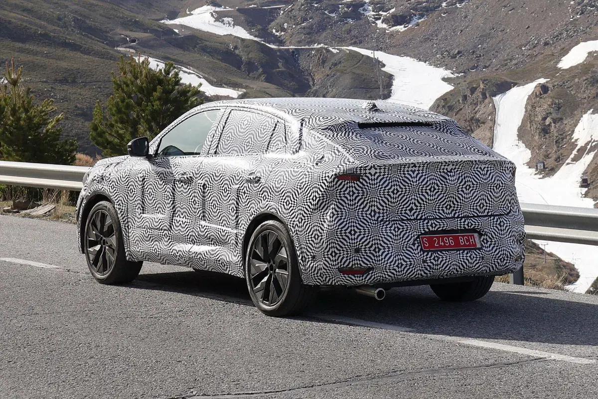 Renault Austral Coupé, ecco le Foto Spia in anteprima  (2)