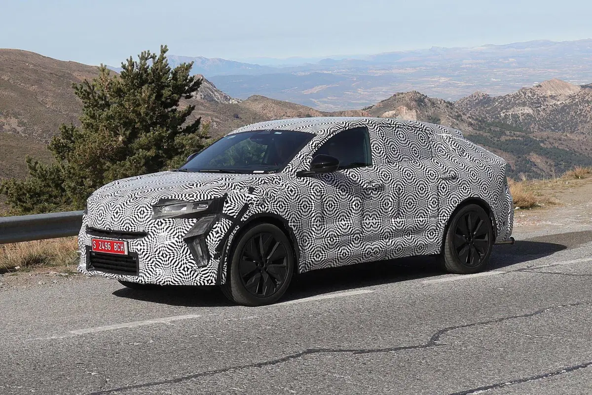 Renault Austral Coupé, ecco le Foto Spia in anteprima  (3)
