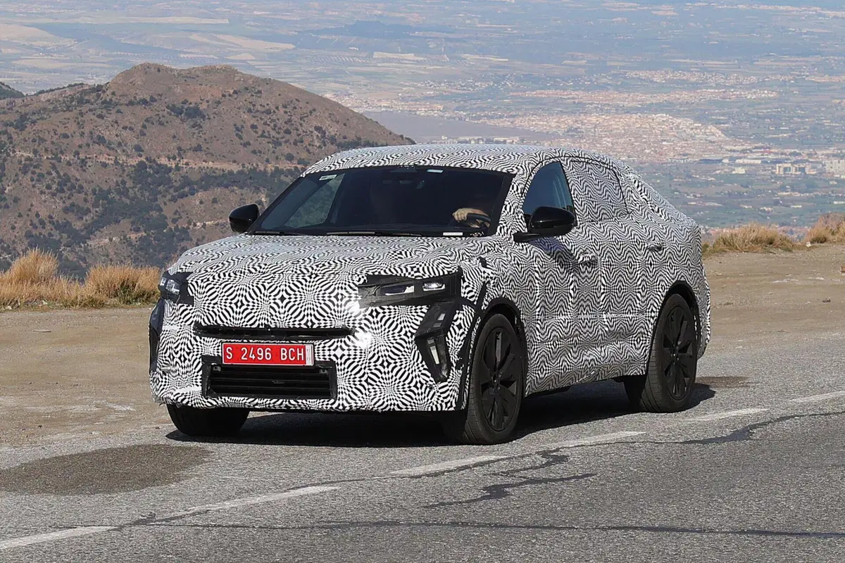Renault Austral Coupé, ecco le Foto Spia in anteprima  (4)