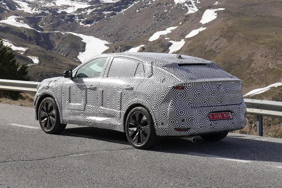 Renault Austral Coupé, ecco le Foto Spia in anteprima  (6)