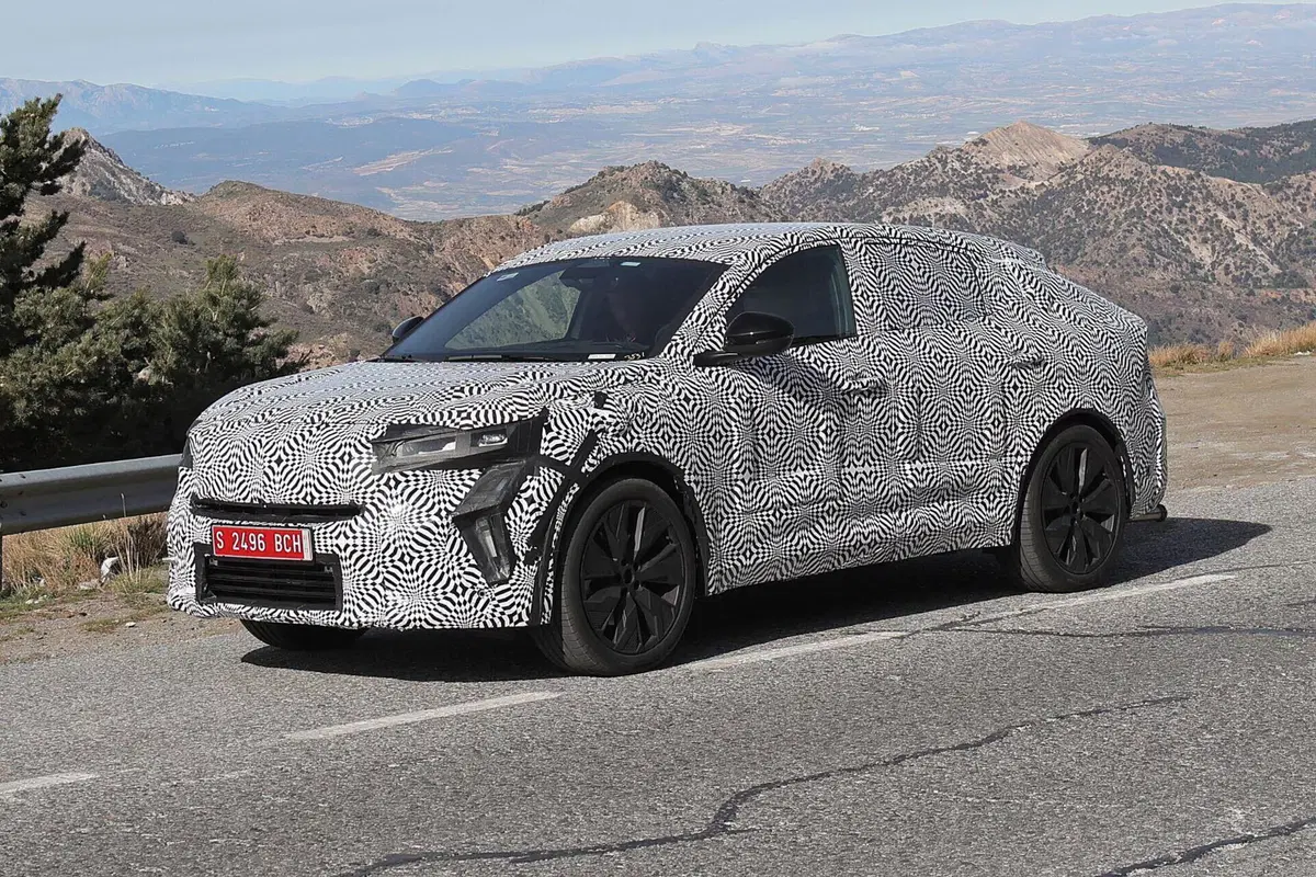 Renault Austral Coupé, ecco le Foto Spia in anteprima  (7)
