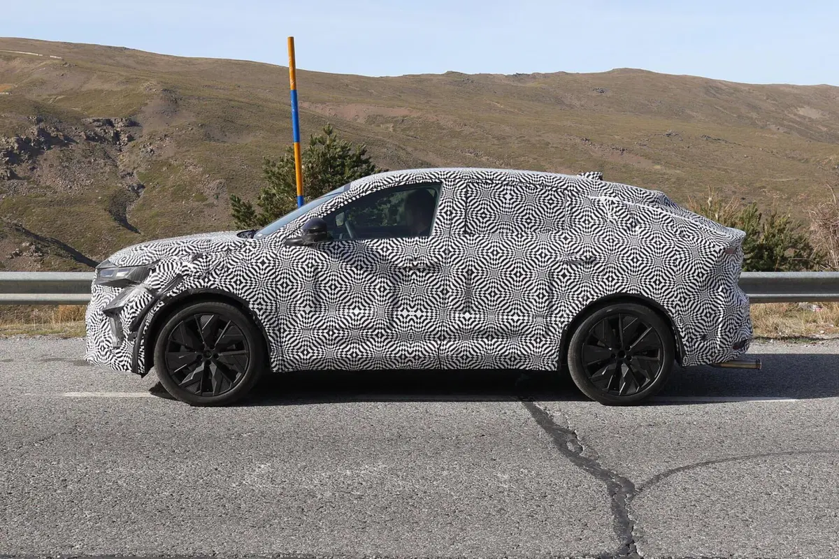 Renault Austral Coupé, ecco le Foto Spia in anteprima  (8)