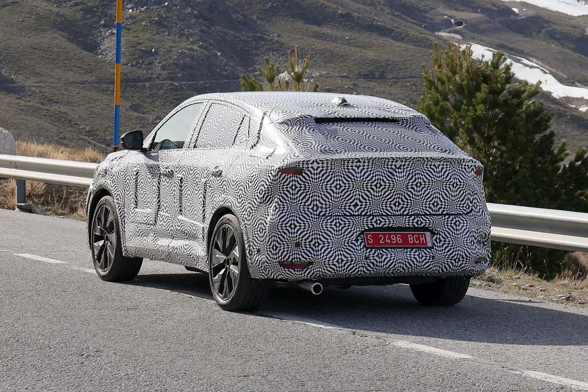 Renault Austral Coupé, ecco le Foto Spia in anteprima  (9)