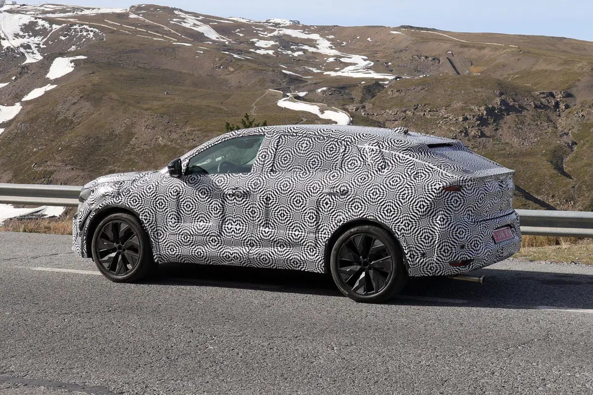 Renault Austral Coupé, ecco le Foto Spia in anteprima  (10)