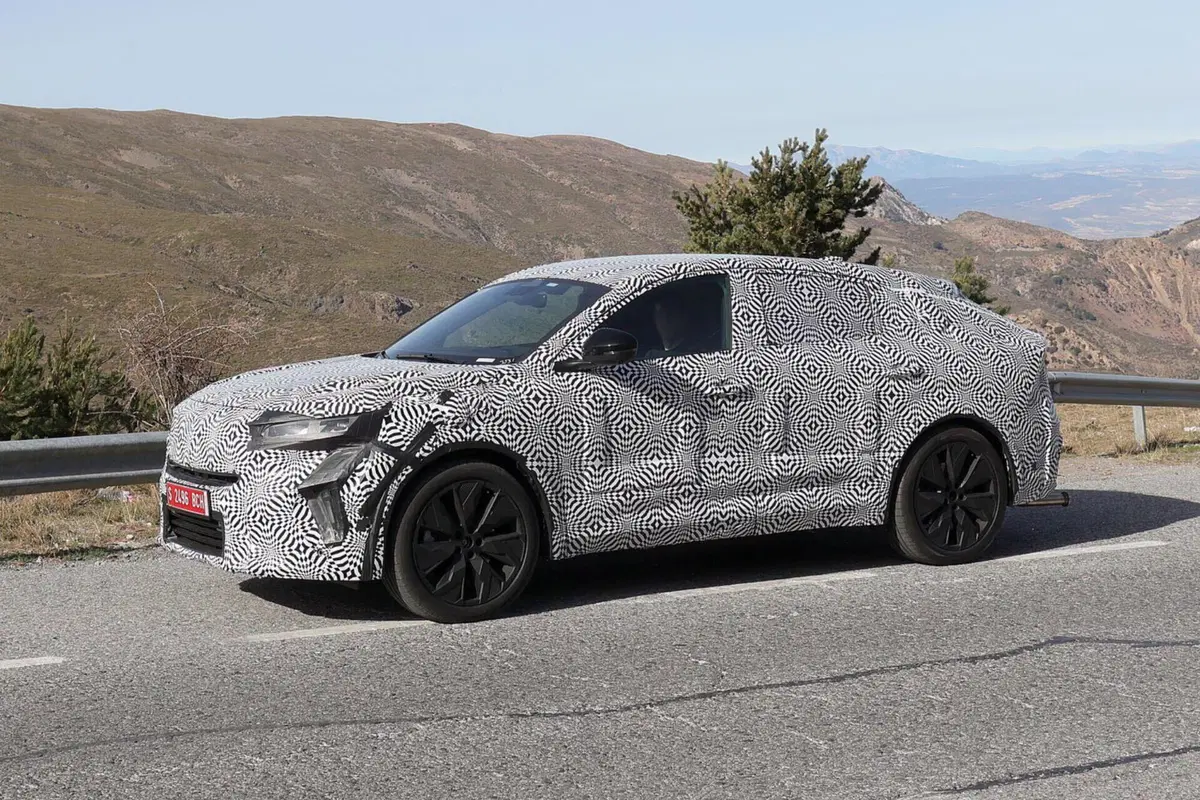 Renault Austral Coupé, ecco le Foto Spia in anteprima  (11)