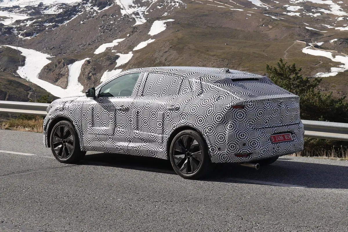 Renault Austral Coupé, ecco le Foto Spia in anteprima  (12)
