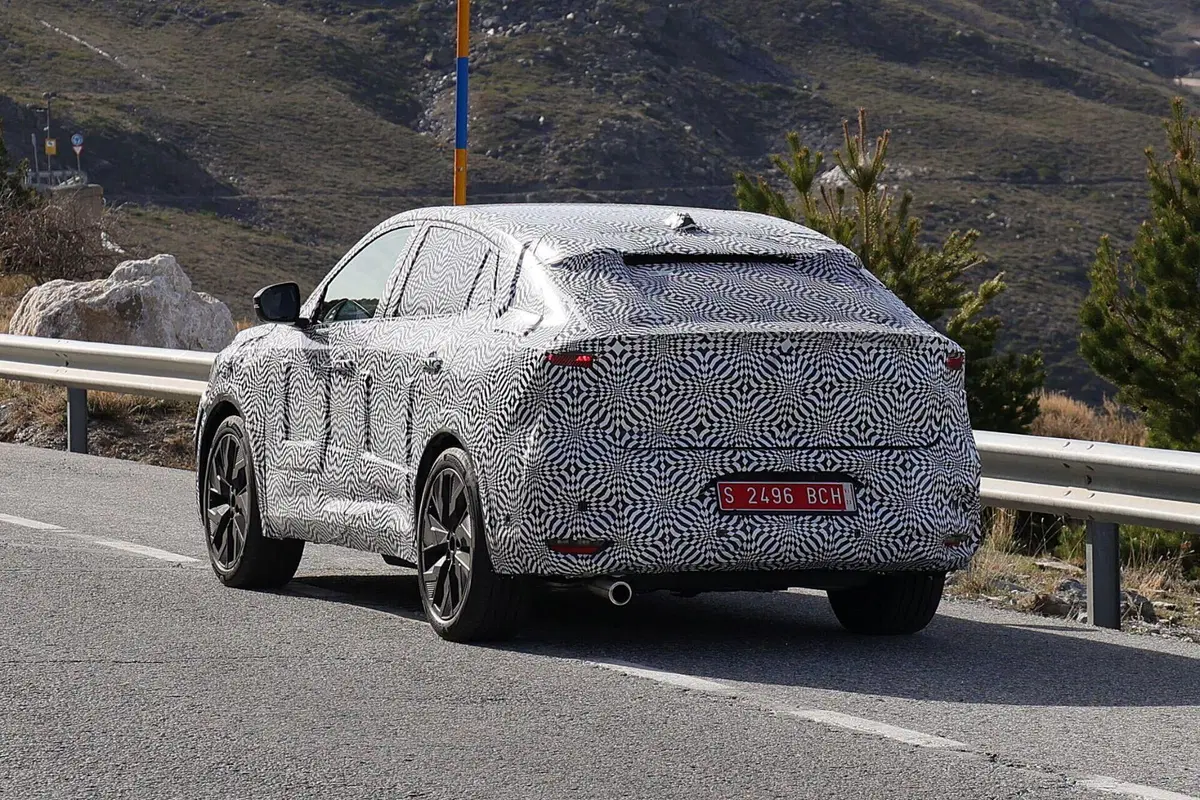 Renault Austral Coupé, ecco le Foto Spia in anteprima  (13)