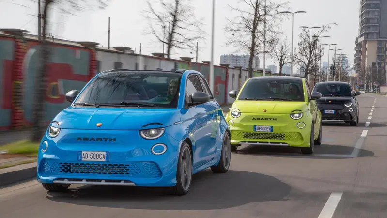 Abarth 500e, la gamma si allarga: prezzi e nuove versioni [VIDEO]