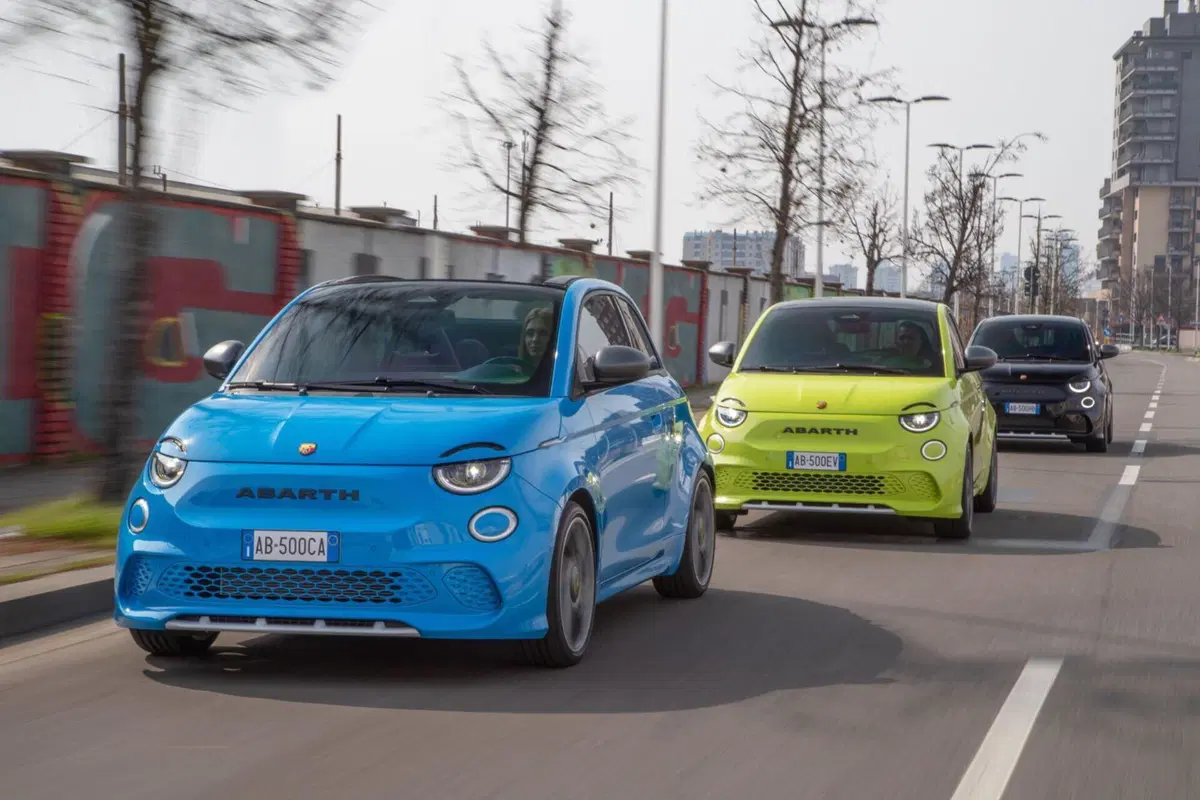 Abarth 500e, la gamma si allarga: prezzi e nuove versioni (2)