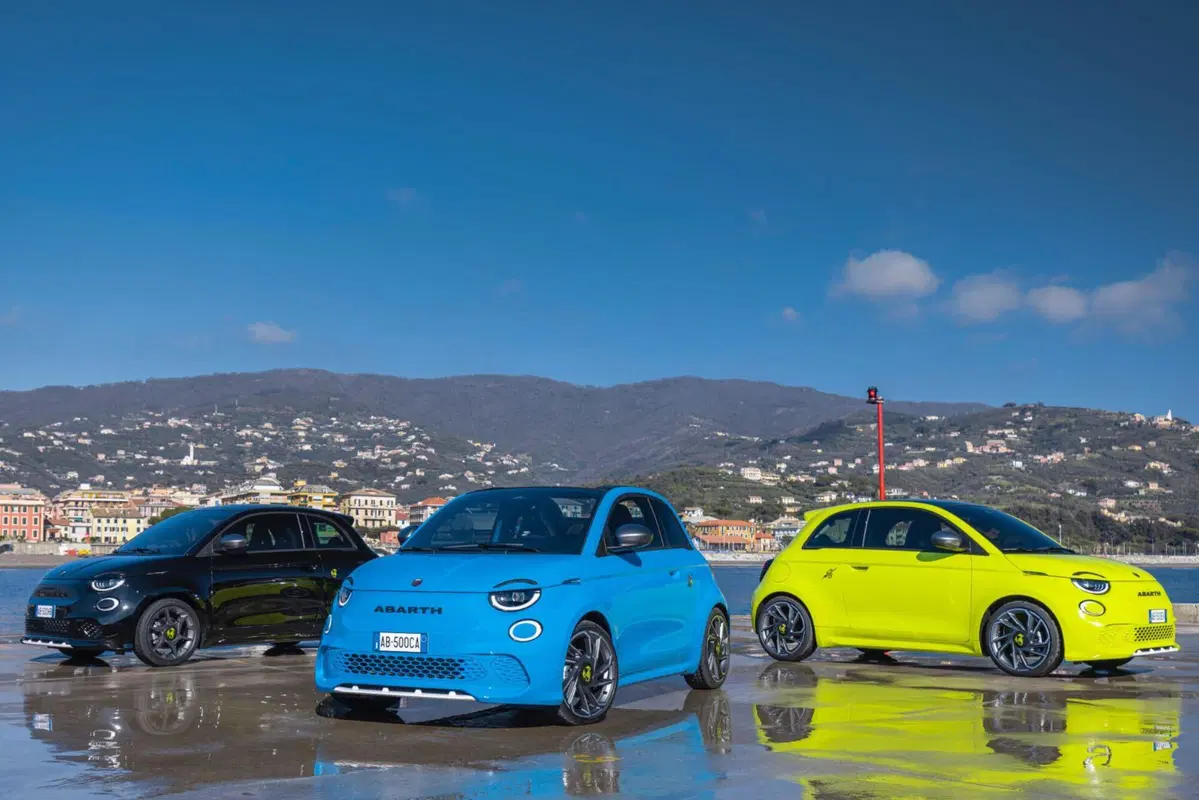 Abarth 500e, la gamma si allarga: prezzi e nuove versioni (4)