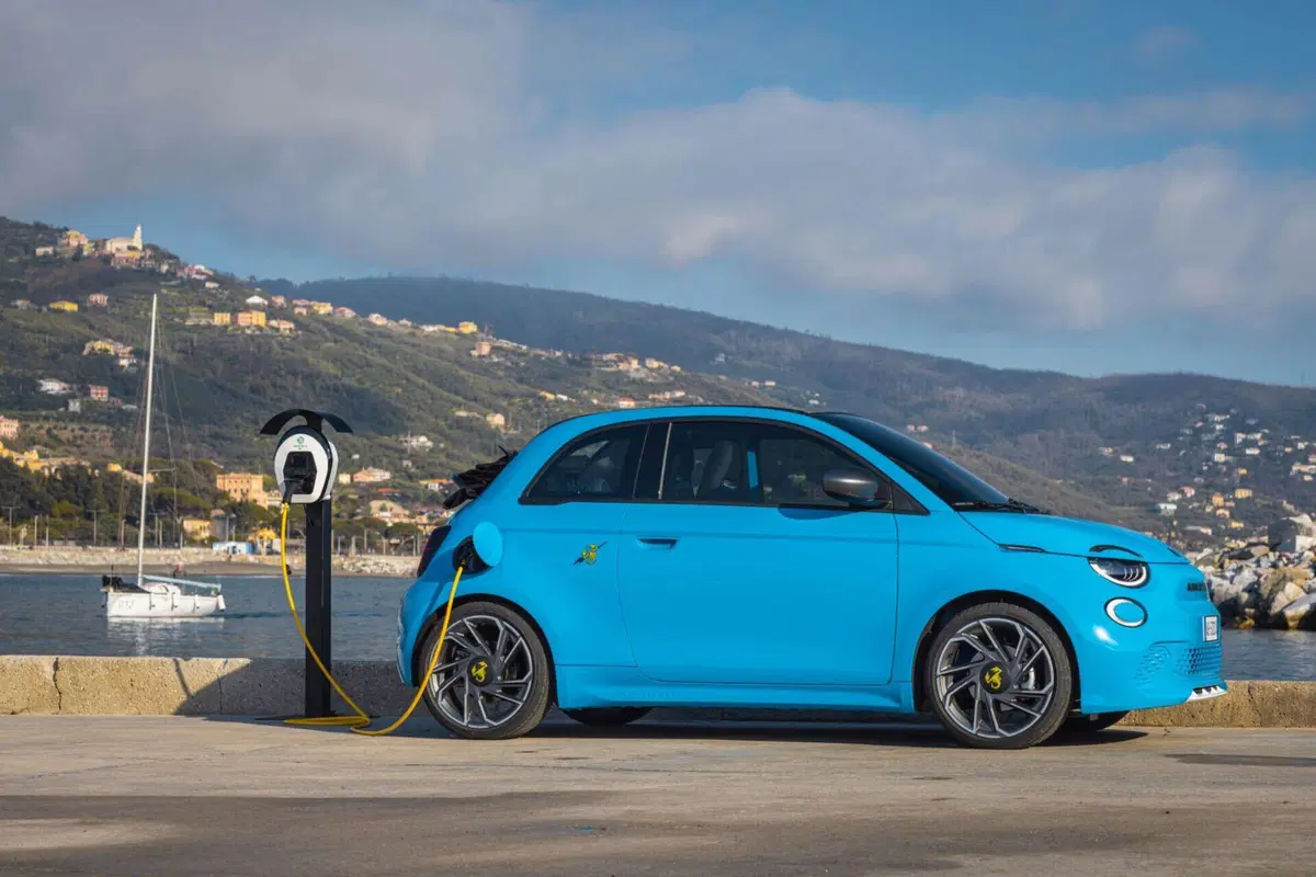 Abarth 500e, la gamma si allarga: prezzi e nuove versioni (3)