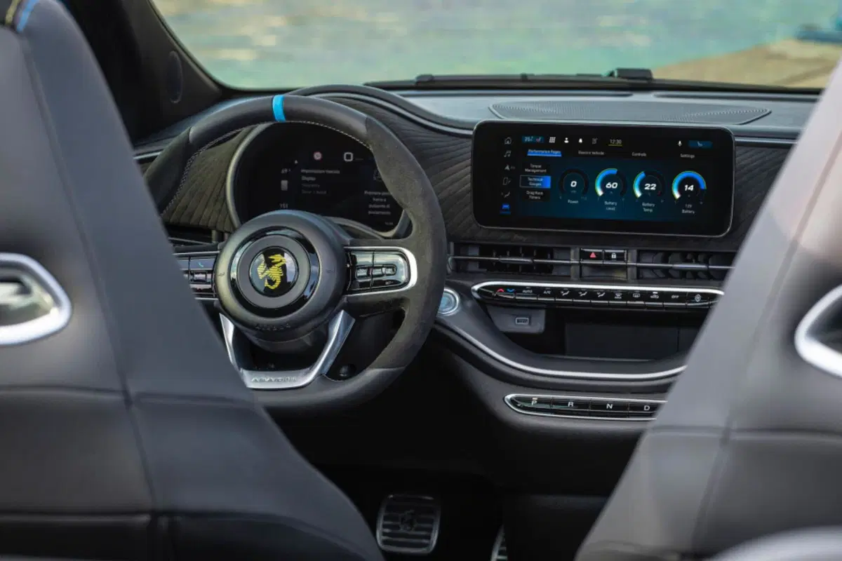 Abarth 500e, la gamma si allarga: prezzi e nuove versioni (5)