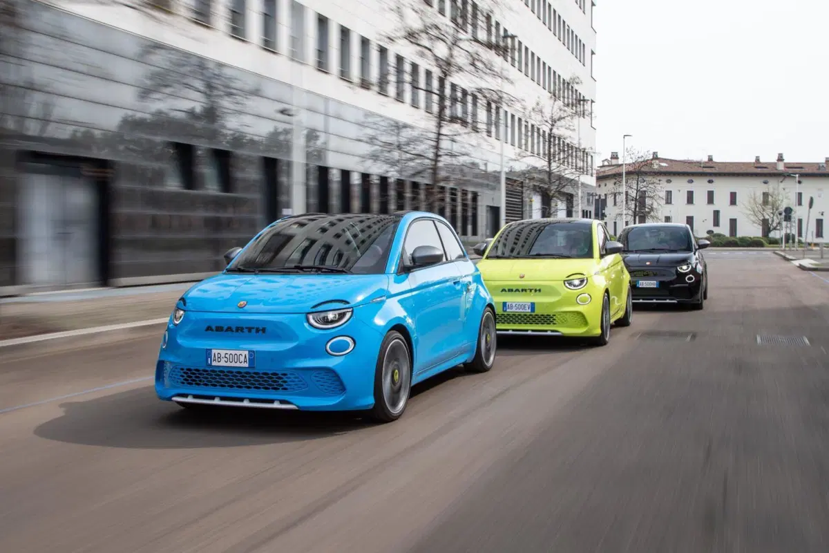 Abarth 500e, la gamma si allarga: prezzi e nuove versioni (6)