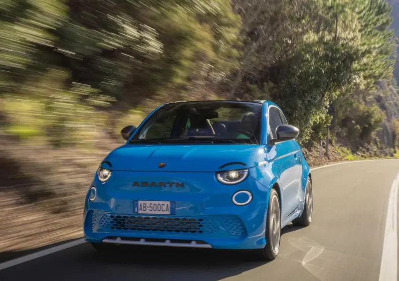 Abarth 500e Cabrio (2023-->>) (2)