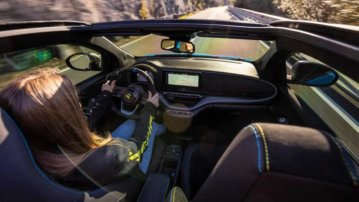 Abarth 500e Cabrio 42 kWh Turismo (8)