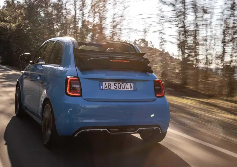 Abarth 500e Cabrio (2023-->>) (4)