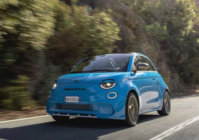 Abarth 500e Cabrio (2023-->>) (3)