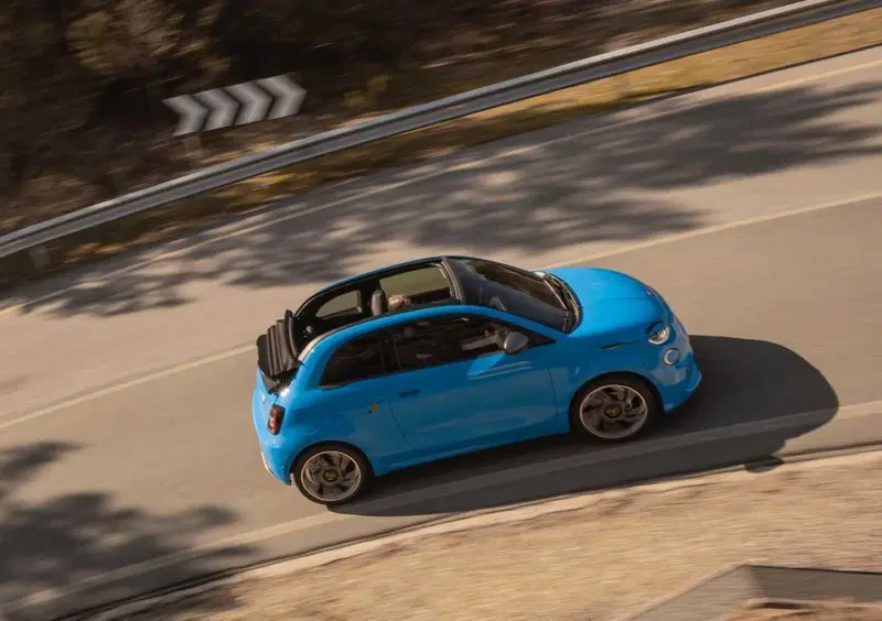 Abarth 500e Cabrio (2023-->>) (6)