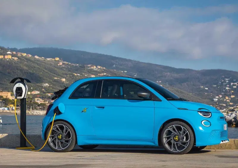 Abarth 500e Cabrio (2023-->>) (5)