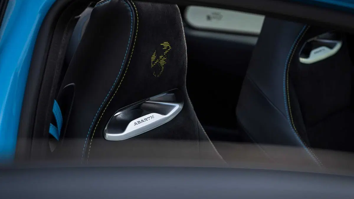 Abarth 500e Cabrio 42 kWh Turismo (17)
