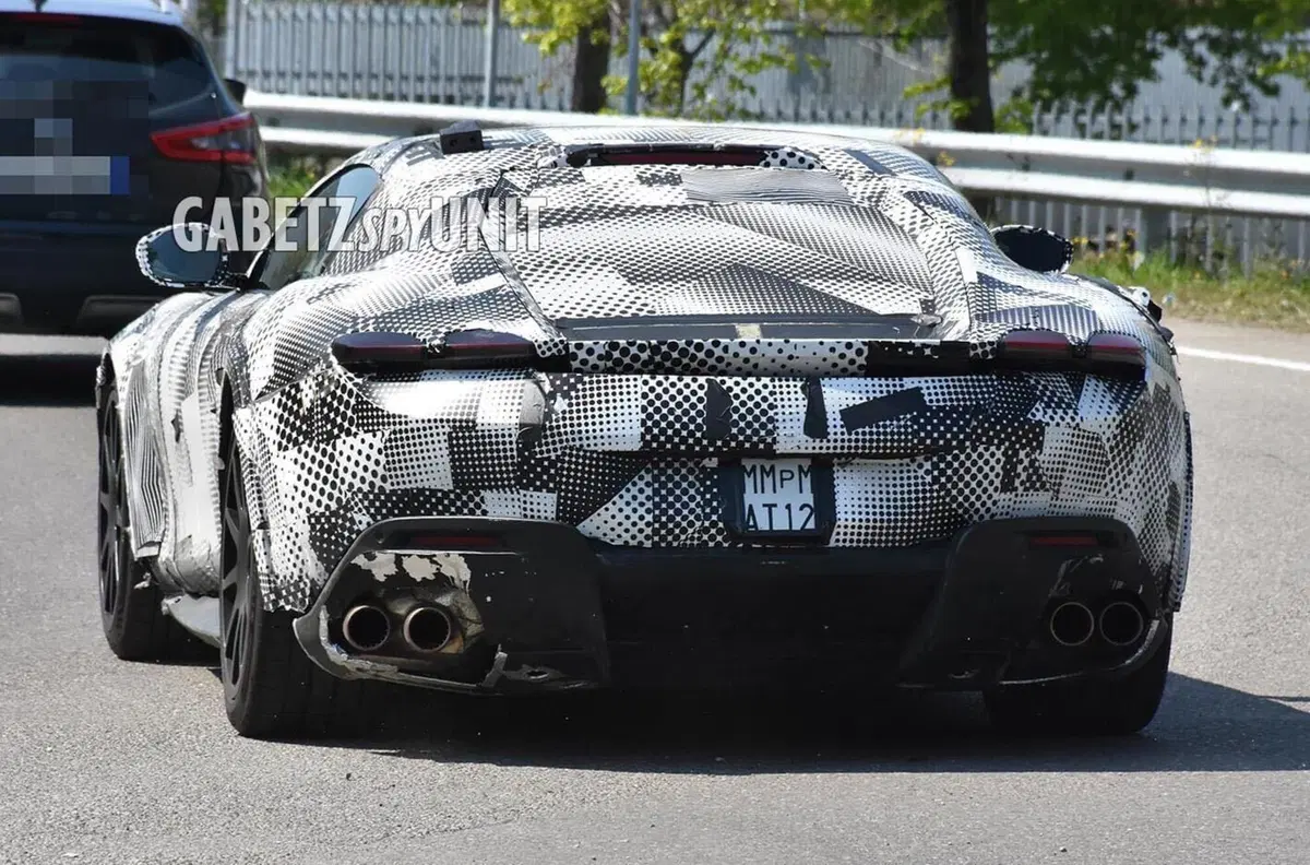 Ferrari 812 Superfast, l’ultima Ferrari con motore V12 [Foto Spia] (8)