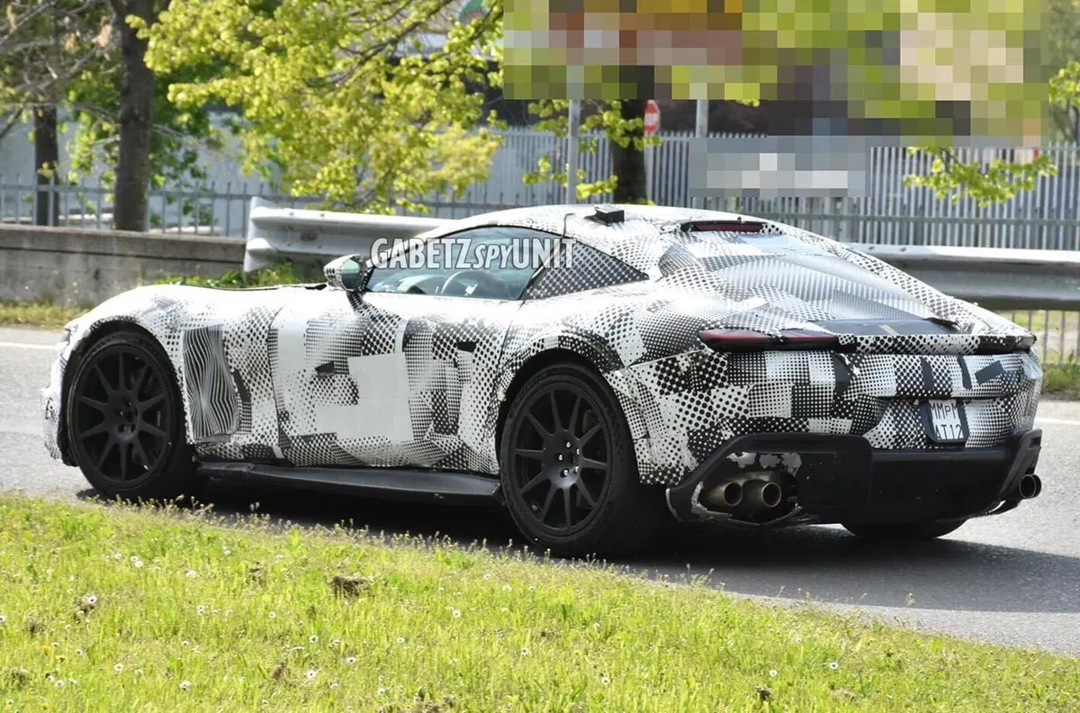 Ferrari 812 Superfast, l’ultima Ferrari con motore V12 [Foto Spia] (13)
