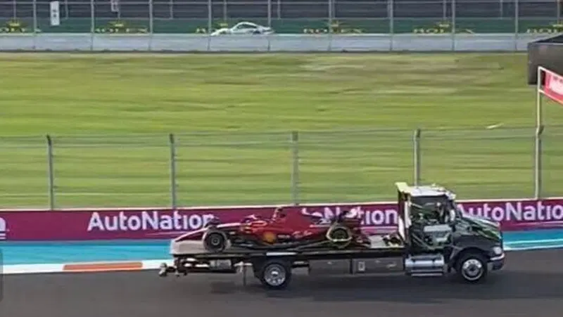 F1,GP Miami: carro attrezzi porta via l'auto di Leclerc in pista durante la gara delle Porsche (Video)