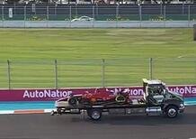 F1,GP Miami: carro attrezzi porta via l'auto di Leclerc in pista durante la gara delle Porsche (Video)