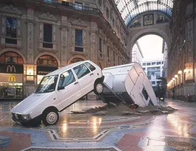 Vent'anni fa: la Fiat Uno con roulotte al seguito irrompeva in Galleria a Milano