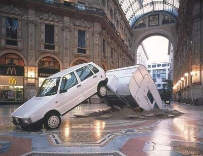 Vent'anni fa: la Fiat Uno con roulotte al seguito irrompeva in Galleria a Milano