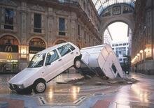 Vent'anni fa: la Fiat Uno con roulotte al seguito irrompeva in Galleria a Milano