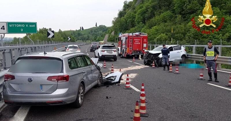 Auto contromano sulla A27 si schianta contro due vetture: un morto, tre feriti 