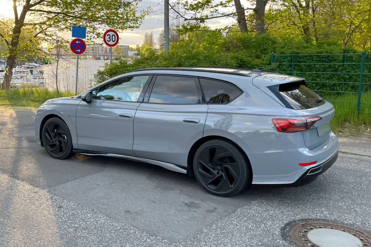 Volkswagen ID.7 Station Wagon, ecco il primo avvistamento [Foto Spia] (2)