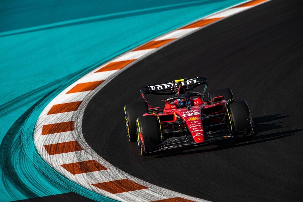Carlos Sainz in pista con la Ferrari SF-23 a Miami