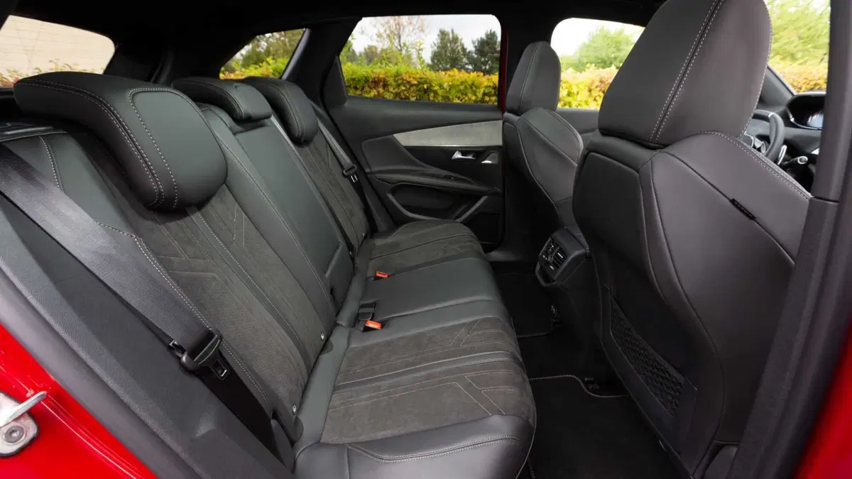 Peugeot 3008 Hybrid 225 e-EAT8 Allure (13)