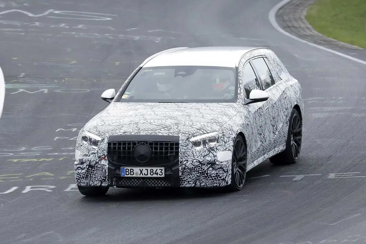 Mercedes AMG E53 berlina e station wagon, il restyling è in arrivo [Foto Spia] (2)