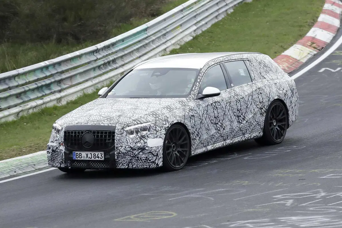 Mercedes AMG E53 berlina e station wagon, il restyling è in arrivo [Foto Spia] (3)