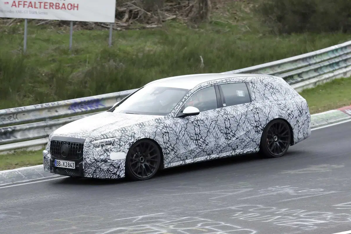 Mercedes AMG E53 berlina e station wagon, il restyling è in arrivo [Foto Spia] (4)