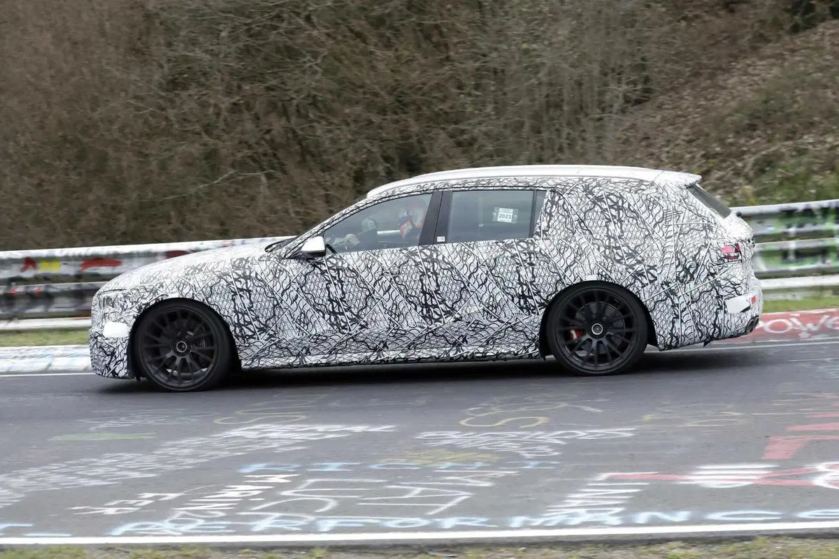 Mercedes AMG E53 berlina e station wagon, il restyling è in arrivo [Foto Spia] (5)