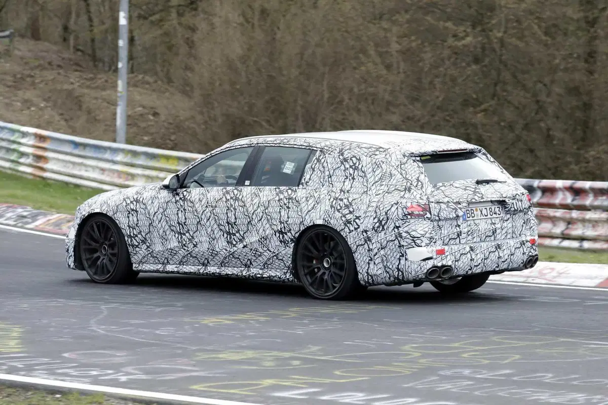 Mercedes AMG E53 berlina e station wagon, il restyling è in arrivo [Foto Spia] (6)