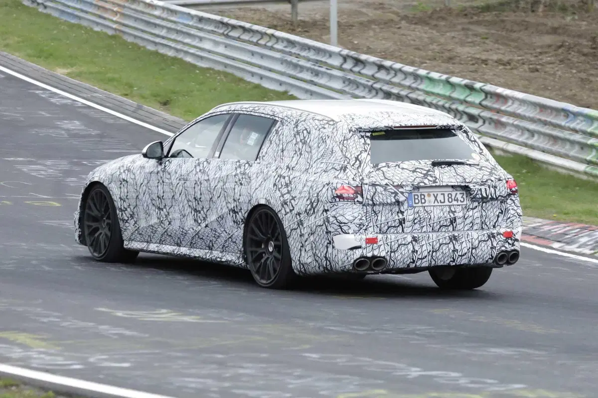 Mercedes AMG E53 berlina e station wagon, il restyling è in arrivo [Foto Spia] (7)