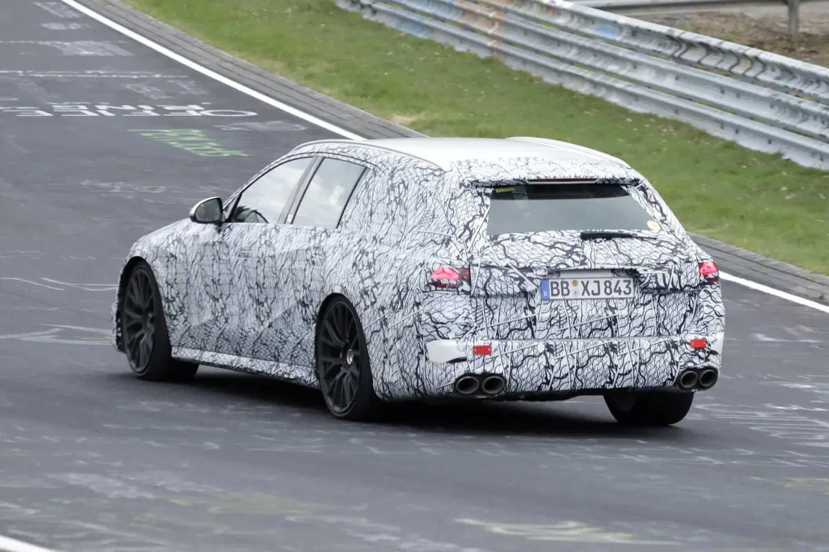 Mercedes AMG E53 berlina e station wagon, il restyling è in arrivo [Foto Spia] (8)