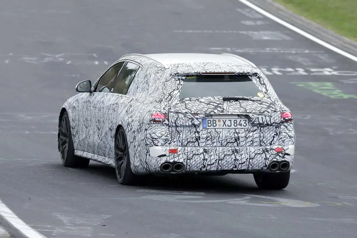 Mercedes AMG E53 berlina e station wagon, il restyling è in arrivo [Foto Spia] (9)